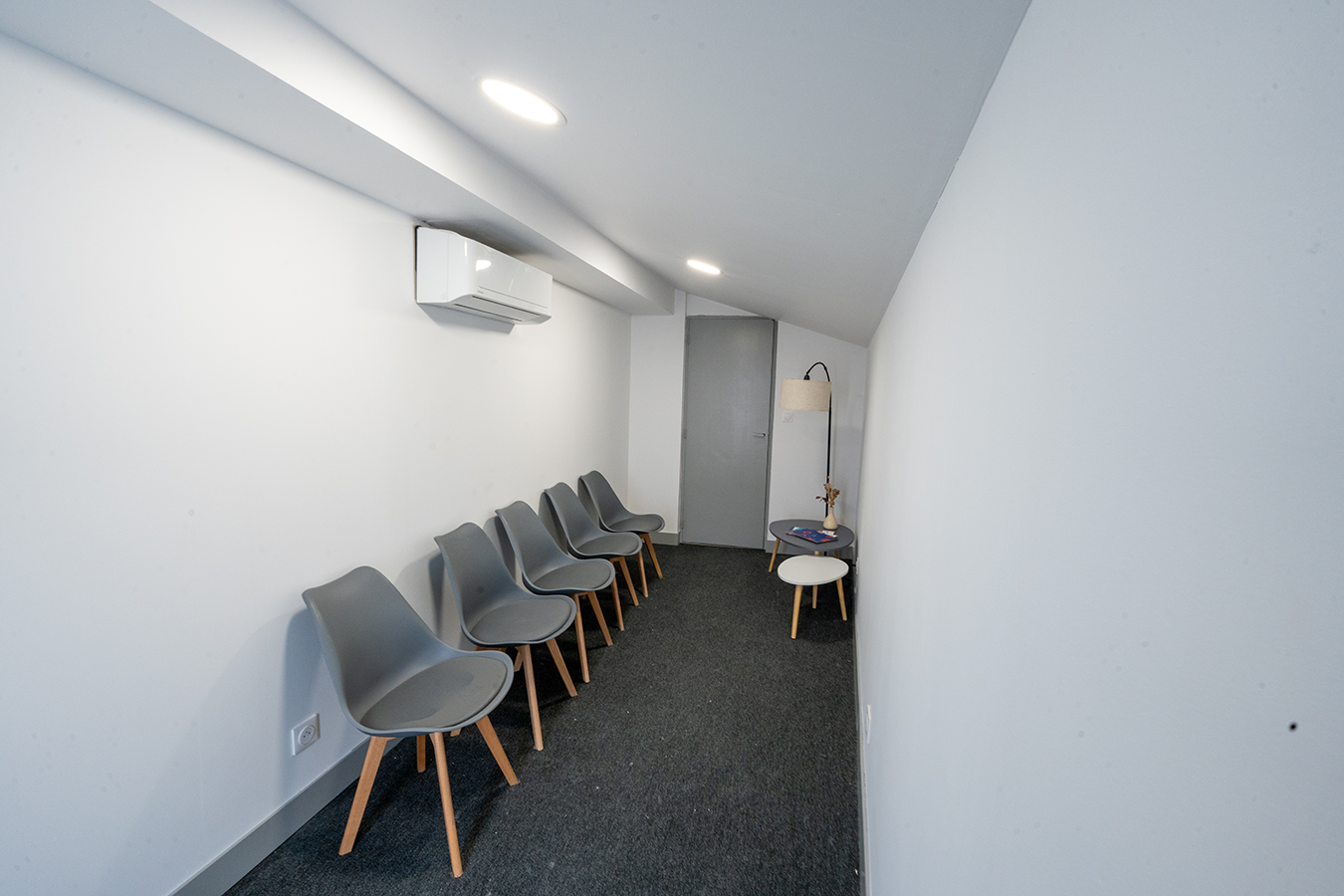 attraction bureaux open space salle d'attente chaises climatisation